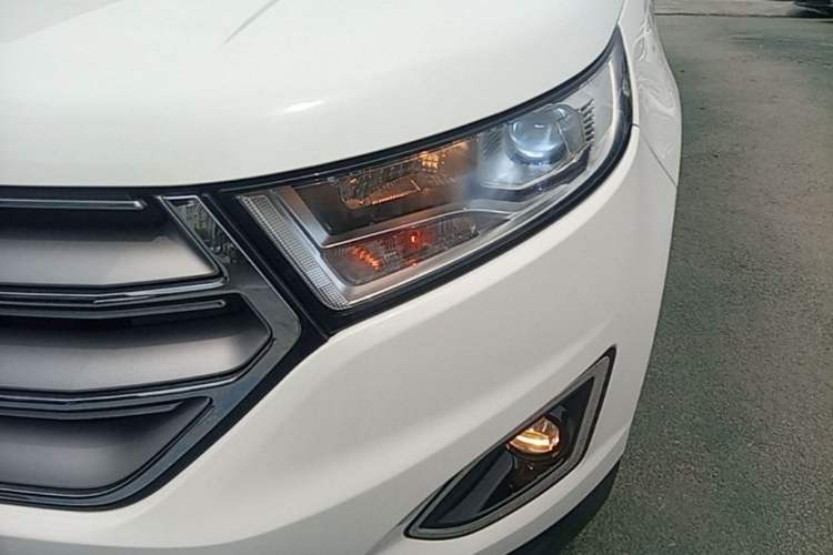 Used Ford Edge 2016 EcoBoost 245 Two-Wheel-Drive Titanium 5-Seater Left Front Headlight