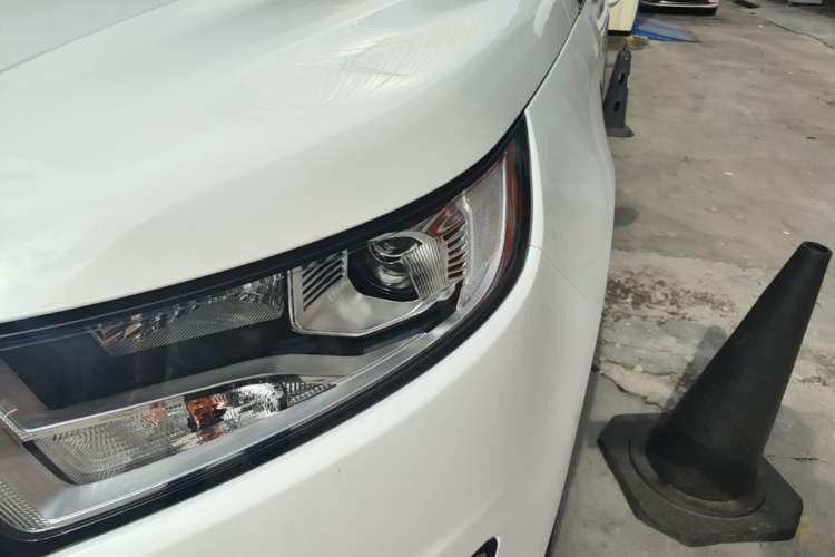 Used Ford Edge 2016 EcoBoost 245 Two-Wheel-Drive Platinum Edition 7-Seater Left Front Headlight