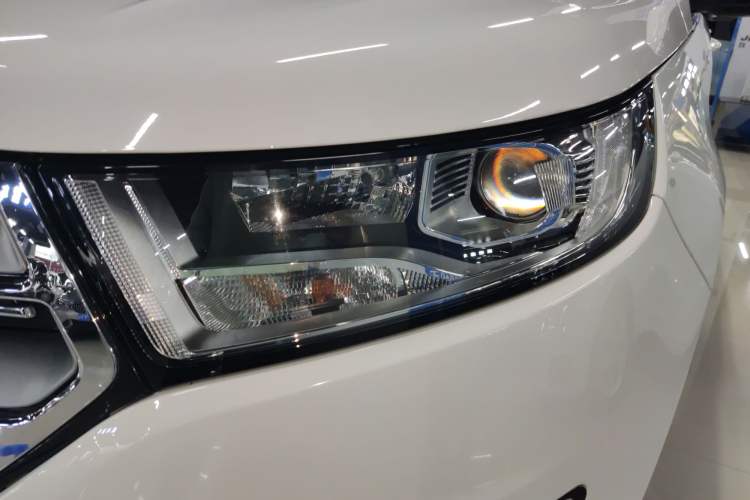 Used Ford Edge 2016 EcoBoost 245 Two-Wheel-Drive Titanium 5-Seater Left Front Headlight