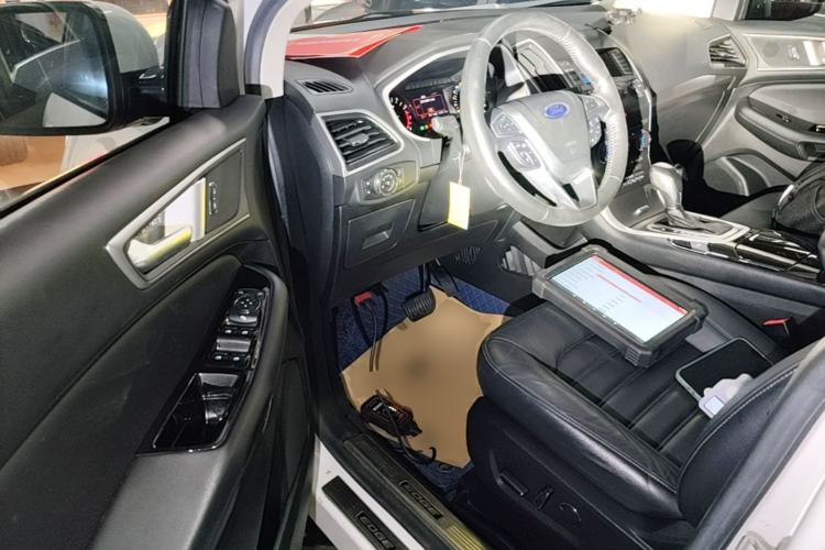 Used Ford Edge 2016 EcoBoost 245 Two-Wheel-Drive Platinum Edition 7-Seater Left Front Seat