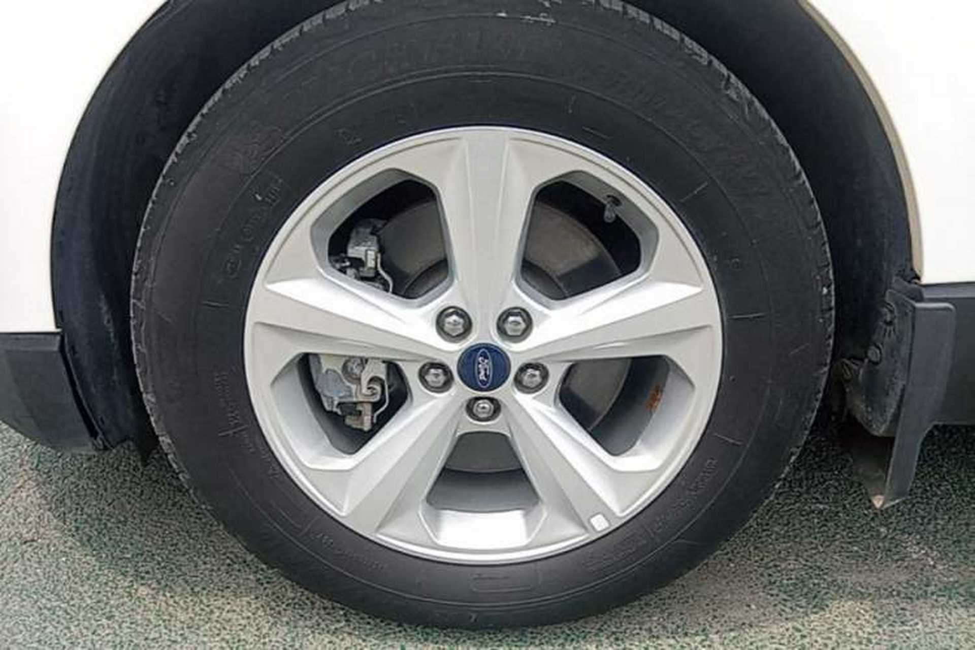 Used Ford Edge 2016 EcoBoost 245 Two-Wheel-Drive Titanium 5-Seater Left Front Wheel Hub