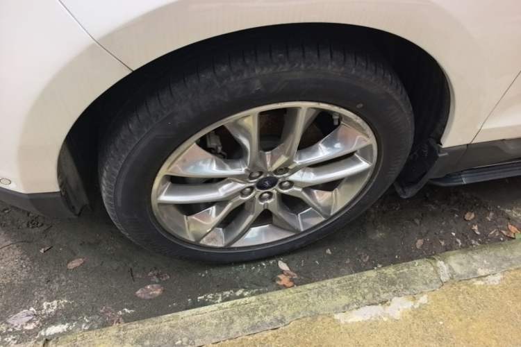 Used Ford Edge 2016 EcoBoost 245 Four-Wheel Drive Titanium 7-Seater Left Front Wheel Hub