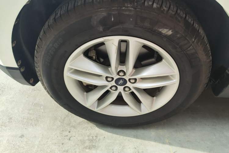 Used Ford Edge 2016 EcoBoost 245 Two-Wheel-Drive Platinum Edition 7-Seater Left Front Wheel Hub
