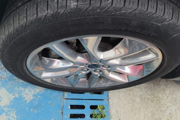 Used Ford Edge 2016 EcoBoost 245 Four-Wheel Drive Titanium 7-Seater Left Front Wheel Hub
