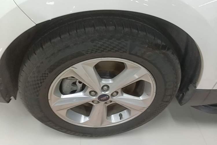 Used Ford Edge 2016 EcoBoost 245 Two-Wheel-Drive Titanium 5-Seater Left Front Wheel Hub