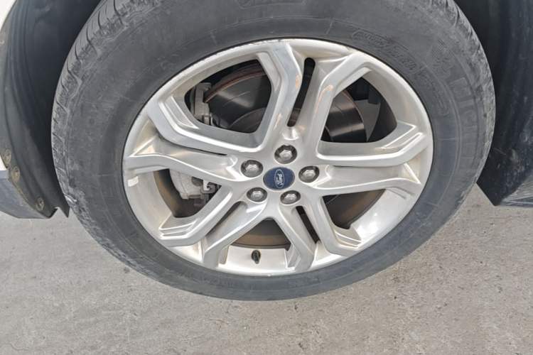 Used Ford Edge 2016 EcoBoost 245 Two-Wheel-Drive Titanium 7-Seater Left Front Wheel Hub