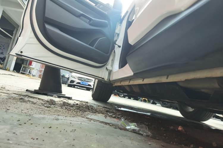 Used Ford Edge 2016 EcoBoost 245 Two-Wheel-Drive Platinum Edition 7-Seater Left Side Sill