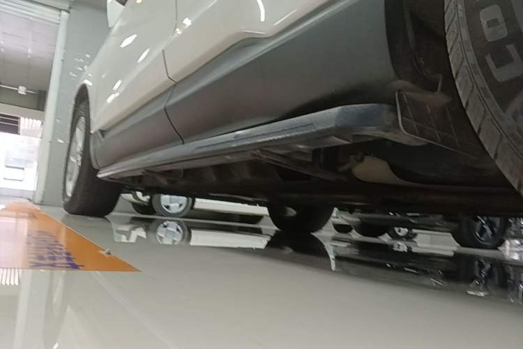 Used Ford Edge 2016 EcoBoost 245 Two-Wheel-Drive Titanium 5-Seater Left Side Sill