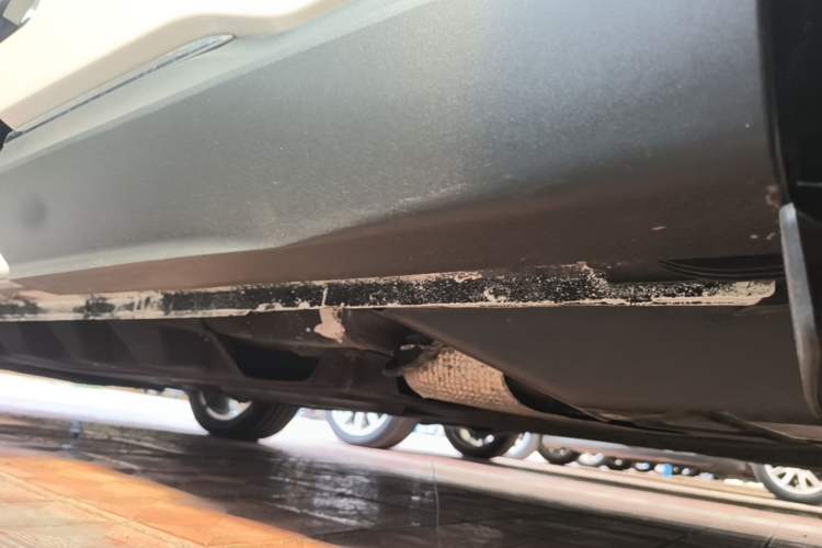 Used Ford Edge 2016 EcoBoost 245 Two-Wheel-Drive Titanium 7-Seater Left Side Sill