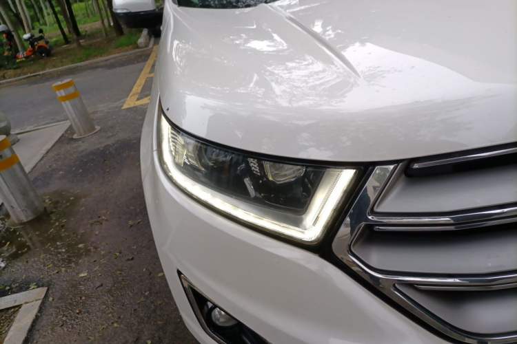Used Ford Edge 2016 EcoBoost 245 Four-Wheel Drive Titanium Edition 7-Seater Right Front Headlight