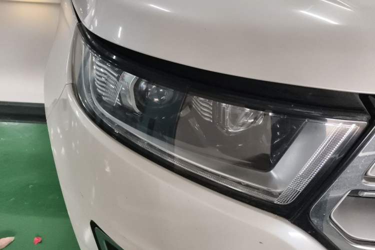 Used Ford Edge 2016 EcoBoost 245 Four-Wheel Drive Titanium 7-Seater Right Front Headlight