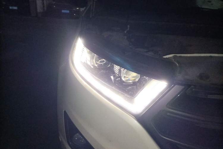 Used Ford Edge 2016 EcoBoost 330 V6 Four-Wheel Drive Sporty 7-Seater Right Front Headlight