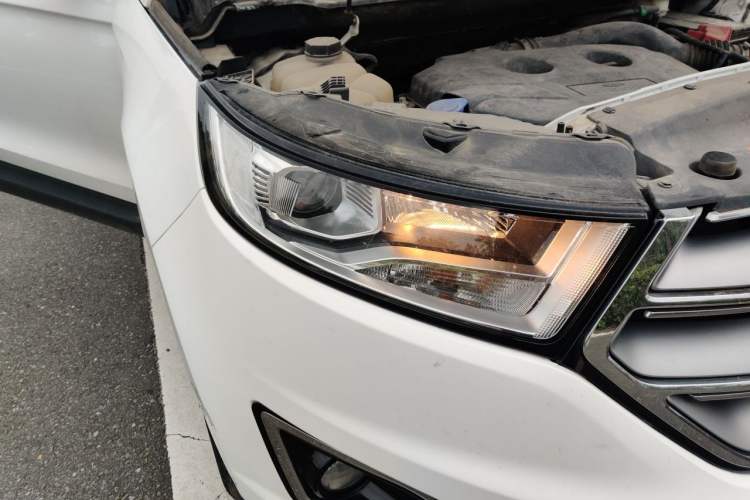Used Ford Edge 2016 EcoBoost 245 Two-Wheel-Drive Titanium 5-Seater Right Front Headlight