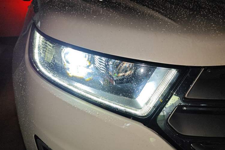 Used Ford Edge 2016 EcoBoost 245 Two-Wheel-Drive Titanium 7-Seater Right Front Headlight