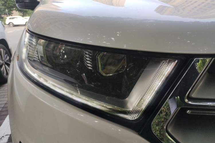 Used Ford Edge 2016 EcoBoost 245 Two-Wheel-Drive Titanium 7-Seater Right Front Headlight