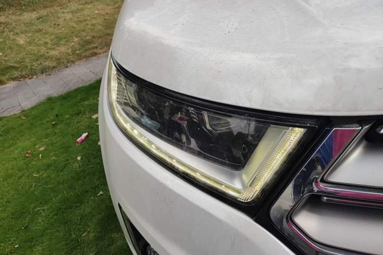 Used Ford Edge 2016 EcoBoost 245 Two-Wheel-Drive Titanium 7-Seater Right Front Headlight