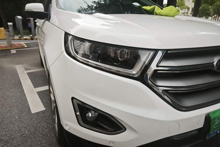 Used Ford Edge 2016 EcoBoost 245 Four-Wheel Drive Titanium 7-Seater Right Front Headlight