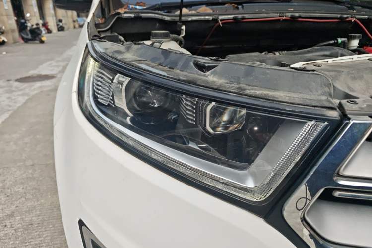 Used Ford Edge 2016 EcoBoost 245 Two-Wheel-Drive Titanium 7-Seater Right Front Headlight