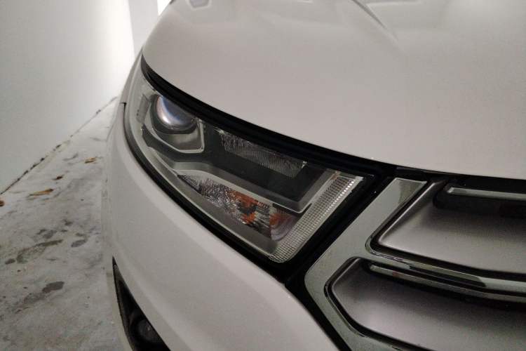 Used Ford Edge 2016 EcoBoost 245 Two-Wheel-Drive Titanium 5-Seater Right Front Headlight