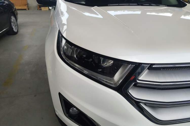 Used Ford Edge 2016 EcoBoost 245 Four-Wheel Drive Titanium 7-Seater Right Front Headlight