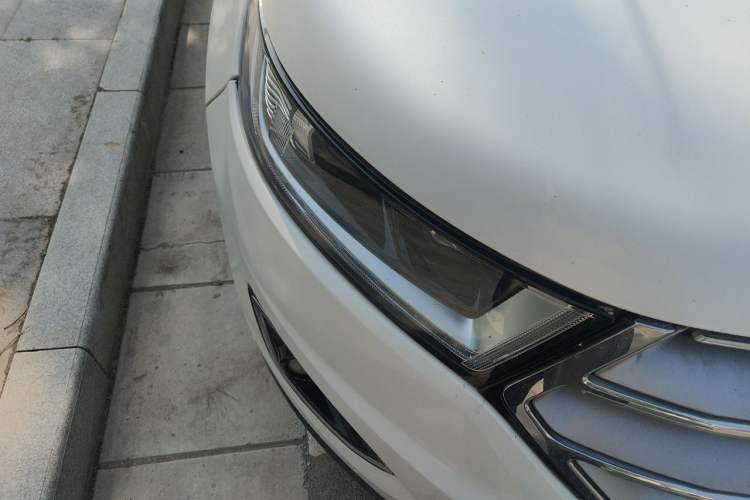 Used Ford Edge 2016 EcoBoost 245 Four-Wheel Drive Titanium 7-Seater Right Front Headlight