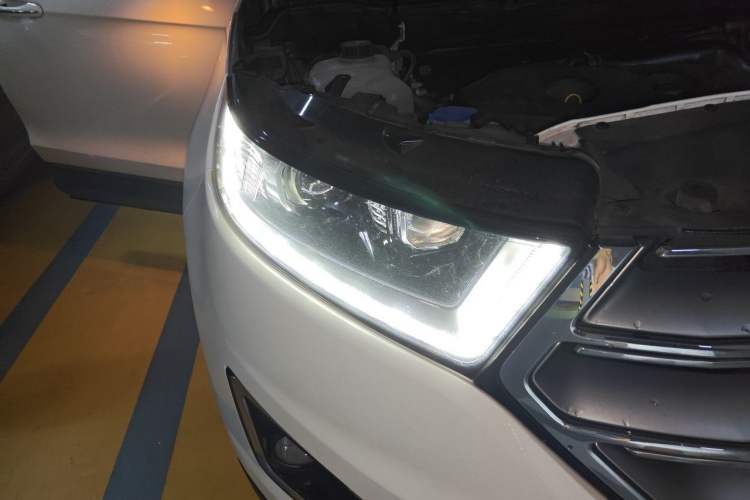 Used Ford Edge 2016 EcoBoost 245 Two-Wheel-Drive Titanium 7-Seater Right Front Headlight