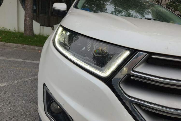 Used Ford Edge 2016 EcoBoost 245 Four-Wheel Drive Titanium Edition 7-Seater Right Front Headlight