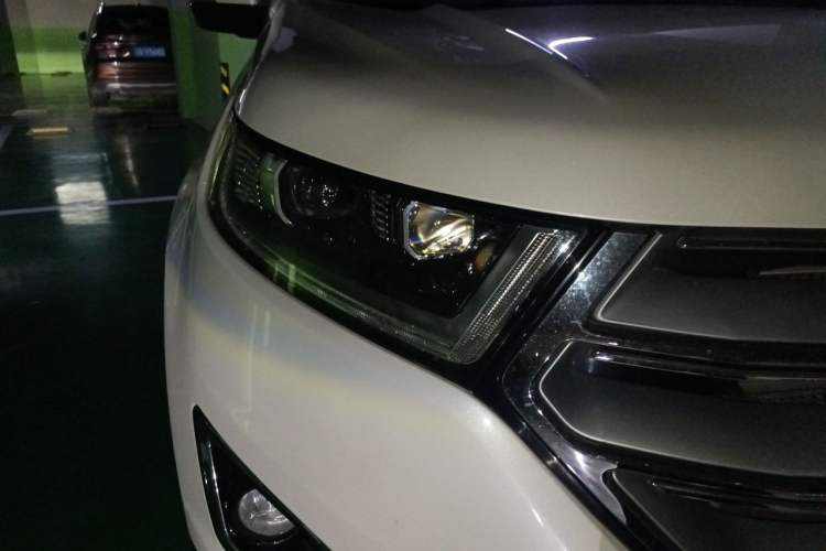 Used Ford Edge 2016 EcoBoost 245 Four-Wheel Drive Titanium Edition 7-Seater Right Front Headlight