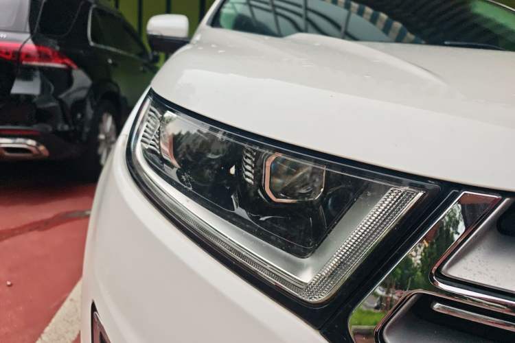 Used Ford Edge 2016 EcoBoost 245 Four-Wheel Drive Titanium 7-Seater Right Front Headlight