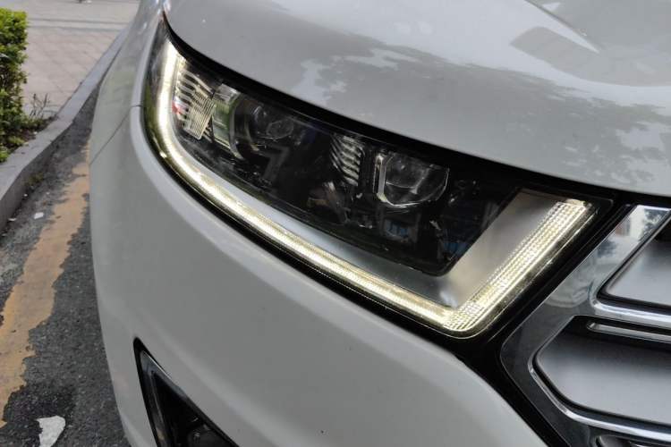Used Ford Edge 2016 EcoBoost 245 Two-Wheel-Drive Titanium 7-Seater Right Front Headlight