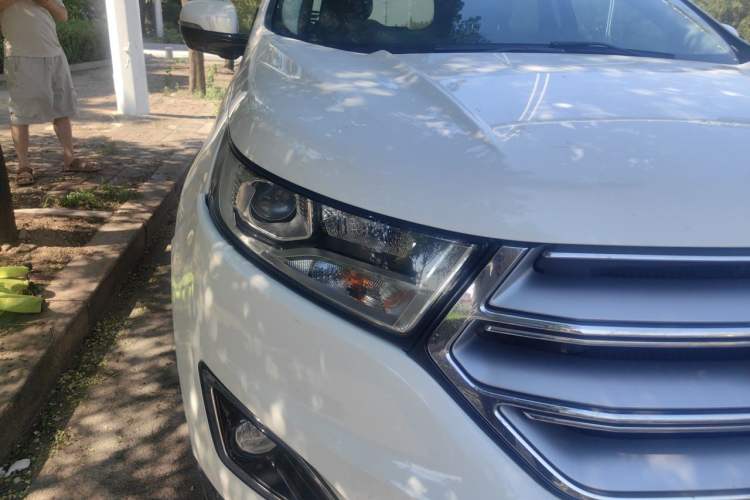 Used Ford Edge 2016 EcoBoost 245 Two-Wheel-Drive Platinum Edition 7-Seater Right Front Headlight
