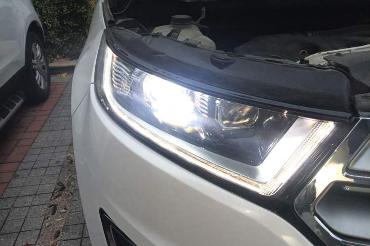 Used Ford Edge 2016 EcoBoost 245 Four-Wheel Drive Titanium Edition 7-Seater Right Front Headlight