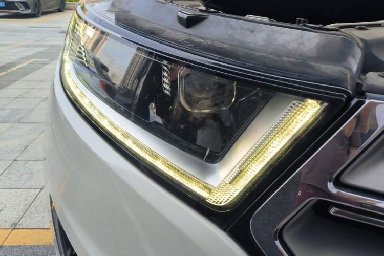 Used Ford Edge 2016 EcoBoost 245 Two-Wheel-Drive Titanium 7-Seater Right Front Headlight