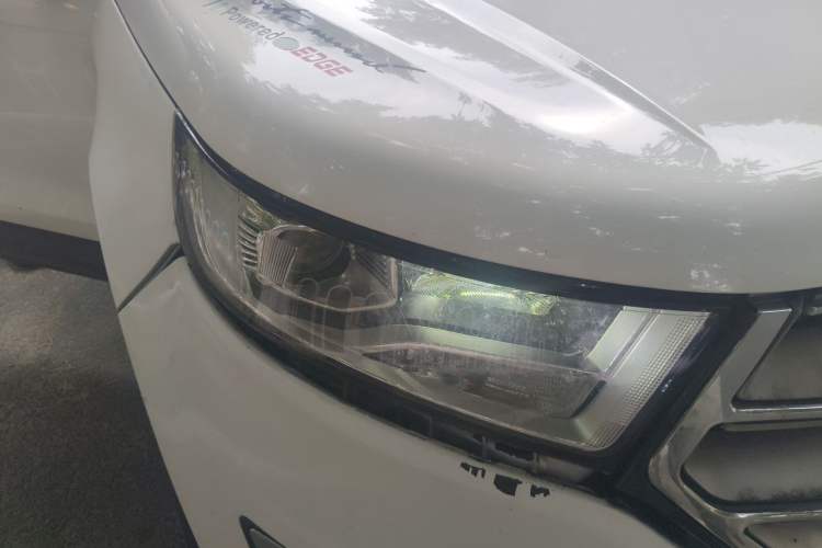 Used Ford Edge 2016 EcoBoost 245 Two-Wheel-Drive Platinum Edition 7-Seater Right Front Headlight