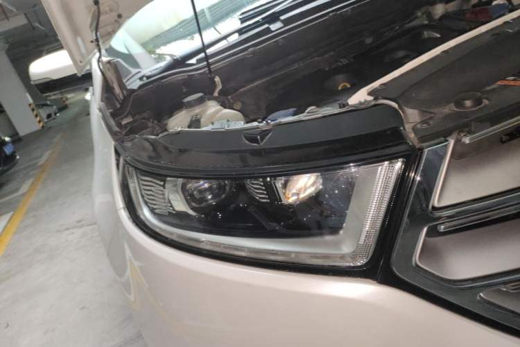 Used Ford Edge 2016 EcoBoost 245 Four-Wheel Drive Titanium Edition 7-Seater Right Front Headlight