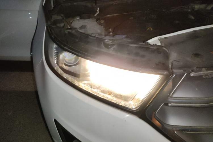 Used Ford Edge 2016 EcoBoost 245 Two-Wheel-Drive Titanium 5-Seater Right Front Headlight