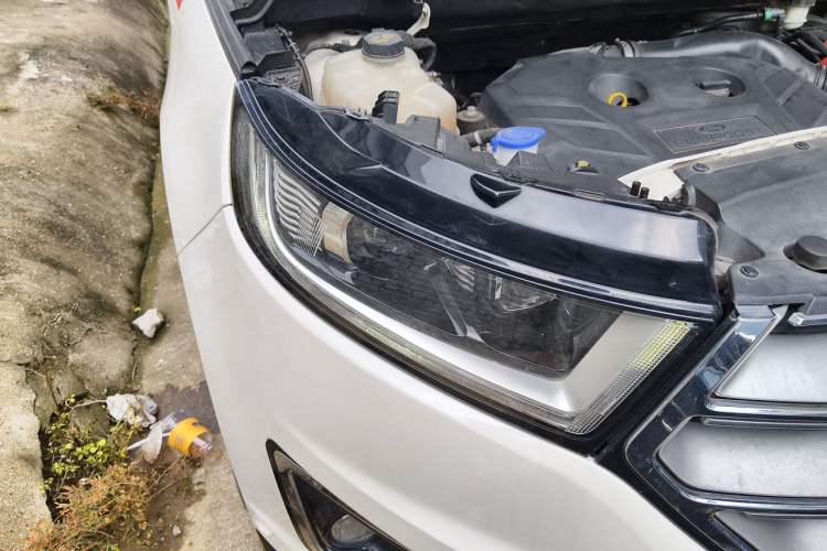 Used Ford Edge 2016 EcoBoost 245 Four-Wheel Drive Titanium 7-Seater Right Front Headlight