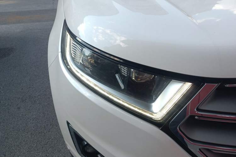 Used Ford Edge 2016 EcoBoost 245 Four-Wheel Drive Titanium 7-Seater Right Front Headlight