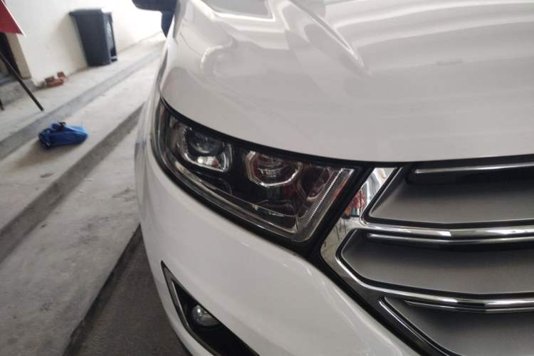 Used Ford Edge 2016 EcoBoost 245 Two-Wheel-Drive Titanium 5-Seater Right Front Headlight