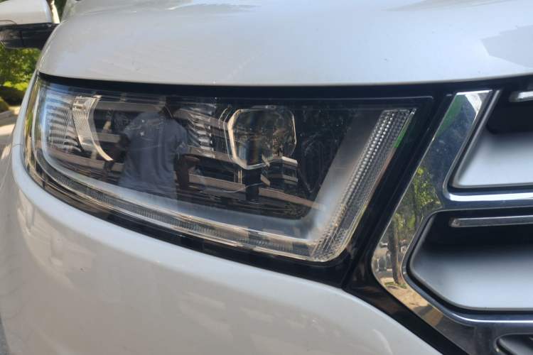 Used Ford Edge 2016 EcoBoost 245 Two-Wheel-Drive Titanium 7-Seater Right Front Headlight