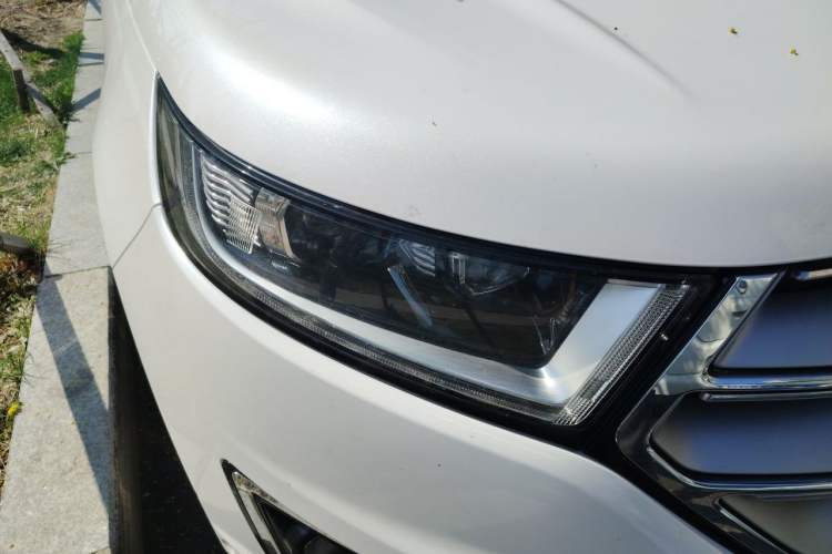 Used Ford Edge 2016 EcoBoost 245 Four-Wheel Drive Titanium 7-Seater Right Front Headlight