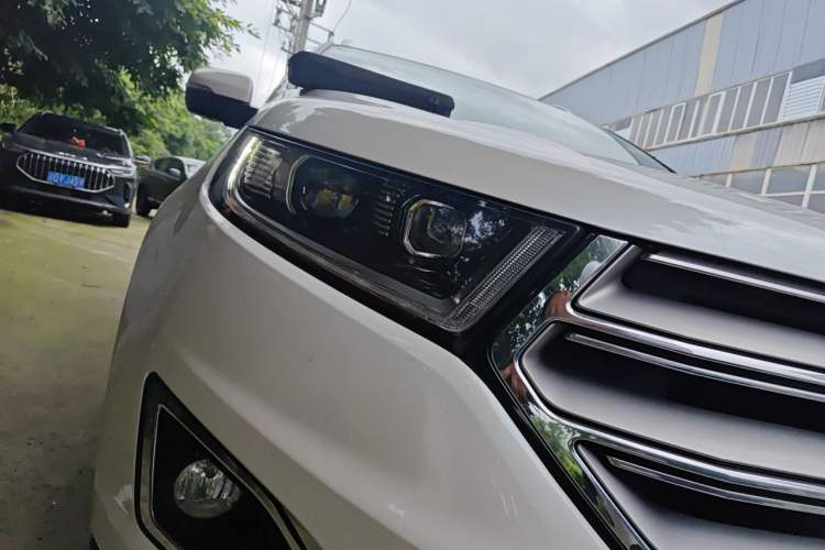 Used Ford Edge 2016 EcoBoost 245 Two-Wheel-Drive Titanium 7-Seater Right Front Headlight