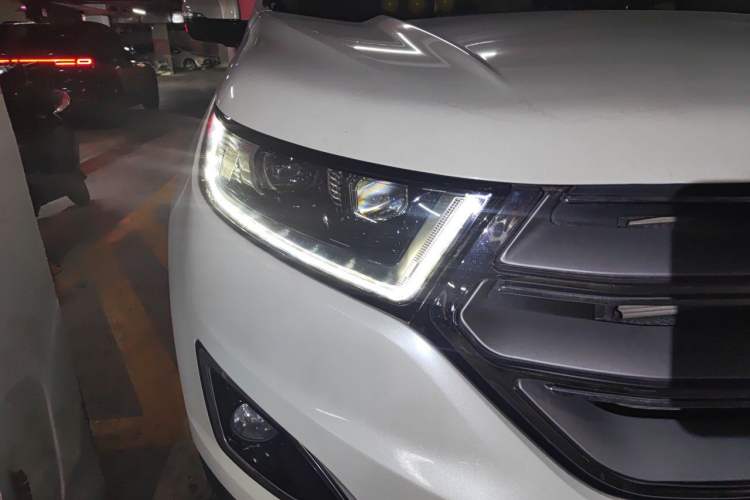 Used Ford Edge 2016 EcoBoost 245 Two-Wheel-Drive Titanium 7-Seater Right Front Headlight