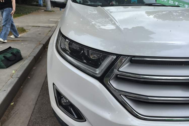 Used Ford Edge 2016 EcoBoost 245 Four-Wheel Drive Titanium Edition 7-Seater Right Front Headlight