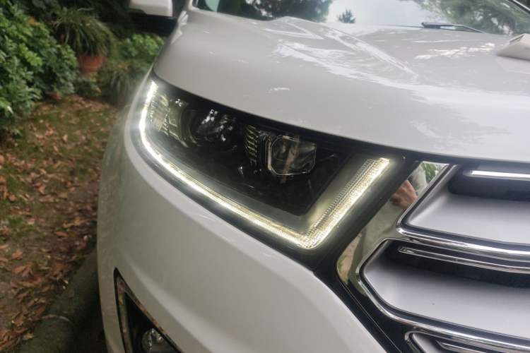 Used Ford Edge 2016 EcoBoost 245 Two-Wheel-Drive Titanium 7-Seater Right Front Headlight