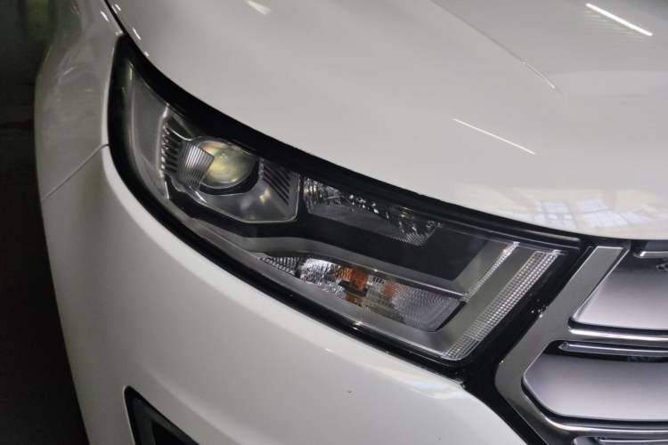 Used Ford Edge 2016 EcoBoost 245 Two-Wheel-Drive Titanium 5-Seater Right Front Headlight
