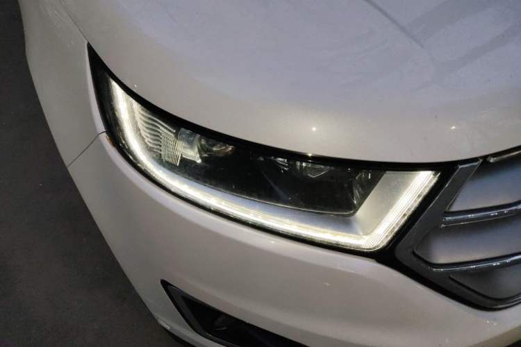 Used Ford Edge 2016 EcoBoost 245 Four-Wheel Drive Titanium 7-Seater Right Front Headlight
