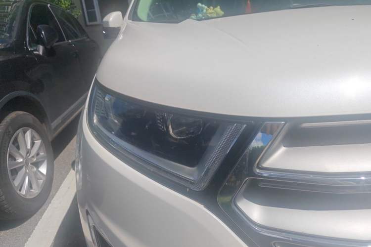 Used Ford Edge 2016 EcoBoost 245 Four-Wheel Drive Titanium 7-Seater Right Front Headlight