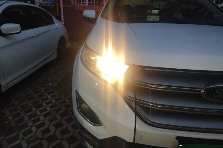 Used Ford Edge 2016 EcoBoost 245 Two-Wheel-Drive Titanium 5-Seater Right Front Headlight