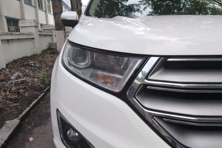 Used Ford Edge 2016 EcoBoost 245 Two-Wheel-Drive Titanium 5-Seater Right Front Headlight